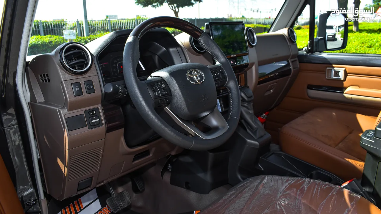 Toyota Land Cruiser Pickup LX 4.0L V6 Petrol Single Cabin Auto transmission