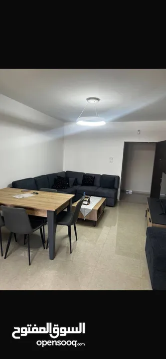 غرفة في سكن مفروش بالكامل  البيت عبارة عن ثلاث غرف نوم كل غرفة فيها شخص واحد فقط ومكيف في كل غرفة