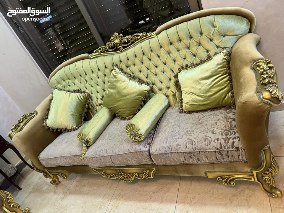 كنب مصري دمياطي مريح جدًا محفر لون اخضر و بيج محفر ذهبي عدد 7مقاعد + طاولة