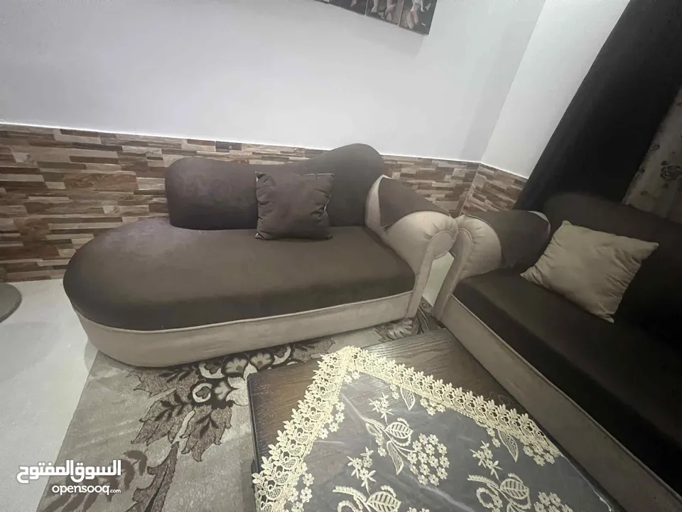 طقم كنب للبيع لون بني وبيج استعمال بسيط مع الطاولات والبرداي