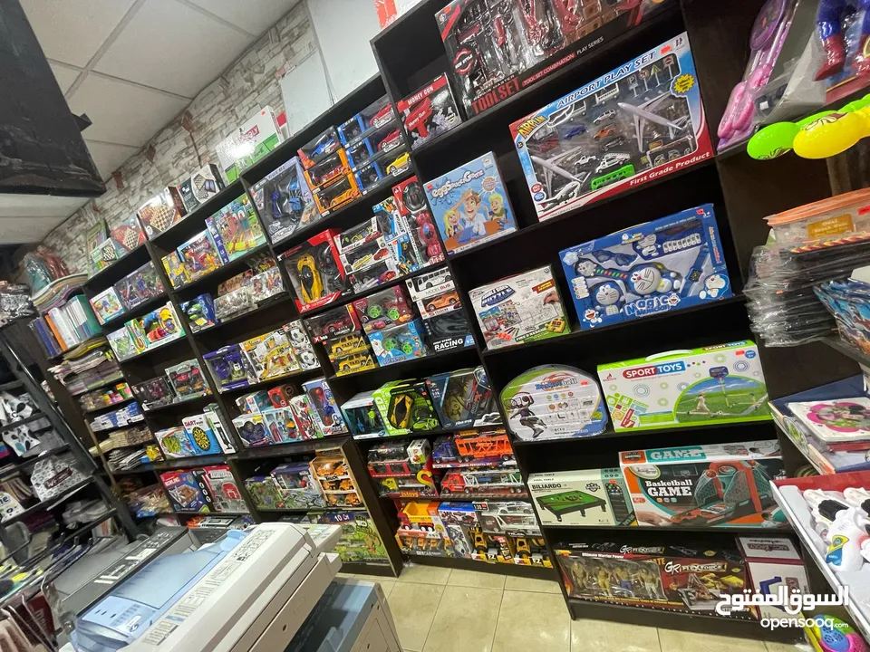 مكتبة وألعاب للبيع