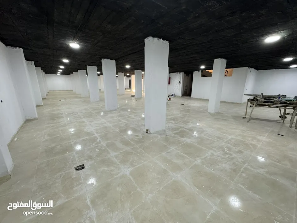 تسوية تجارية للإيجار مساحة 400 متر على شارع اربد الحصن الرئيسي بجانب كازية عاشور