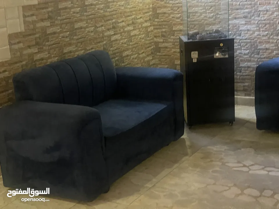 كورنرين مع سجاد للبيع مستعجل بداعي السفر