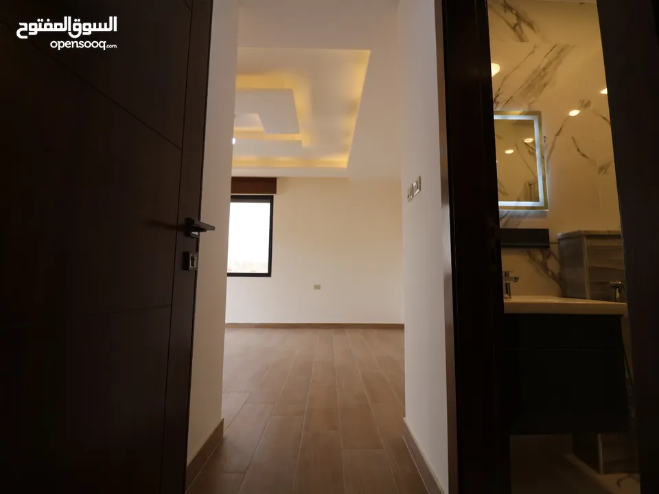 شقة دوبلكس طابق أخير مع روف مساحة (215)م الداخلي (100)م الخارجي في أرقى مناطق (أم حجير) شفا بدران