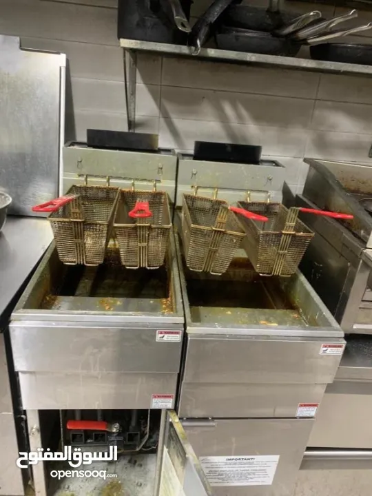 عدة مطعم كاملة مستعملة بحالة جديدة جداً استخدام اشهر فقط متوفر ايضاً تلاجات و فريزرات كبيرة