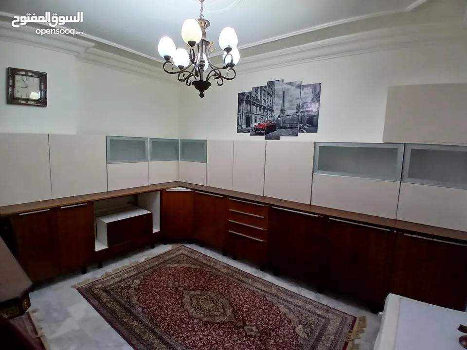 مطبخ خشب جوايكو مميز شبه جديد للبيع بالسعر مميز جدا المطبخ عبارة عن 3 واجهات بحالة الوكالة مميز جدا