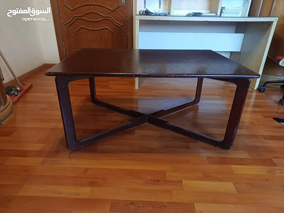 طاولة لون عنابي مع 4 كراسي خشب تفصيل
