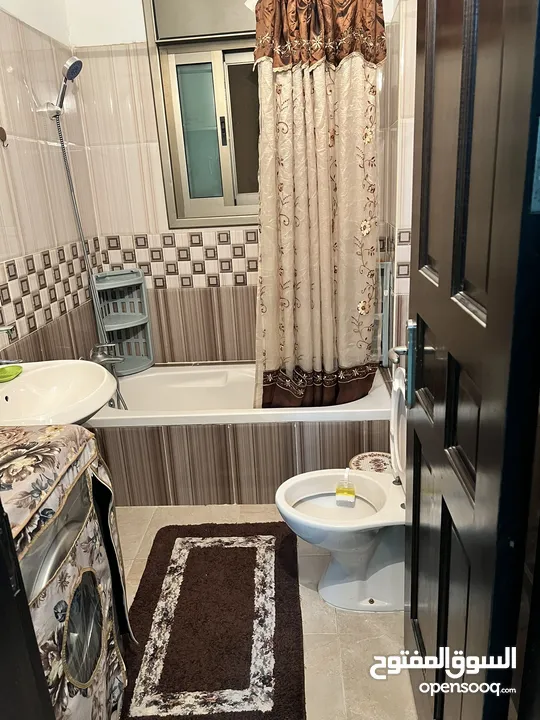 توجد الشُقة في عمارة الكريم الماصيون بجانب محطة الهدى للمحروقات - شارع فندق جراند اوشن