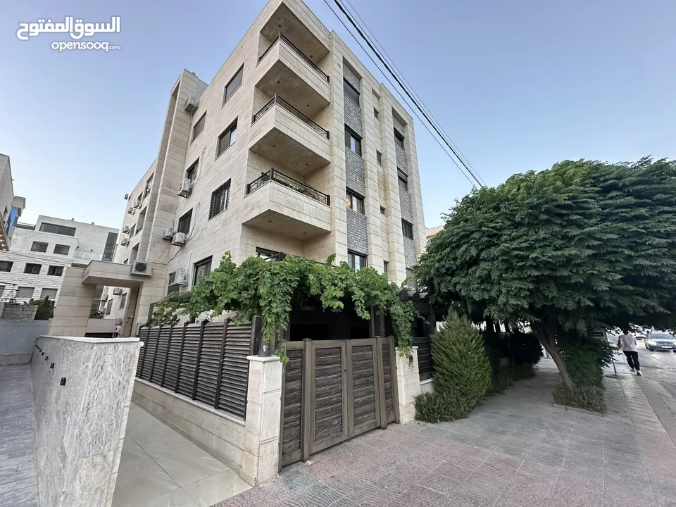 ستوديوهات جديدة 150 دينار اسبوعيا او 450 دينار شهريا في عمارة عائلات راقية