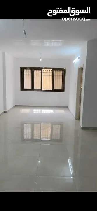 شقة مكونة من 3 غرف نوم +حمامين +صاله + مطبخ + ساحة خارجية في المخفية