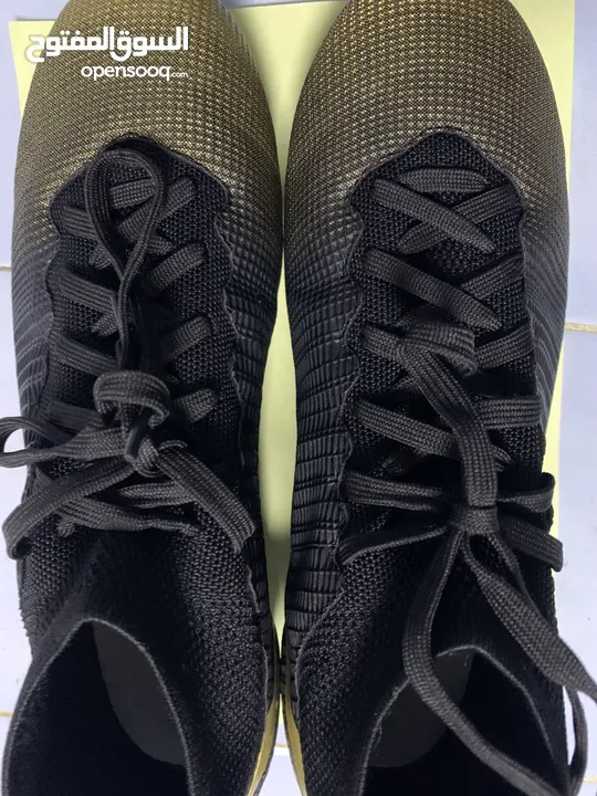 حذاء كرة قدم فاخر ( مقاس 43 ) ( fancy football shoe ) ( size 43 )