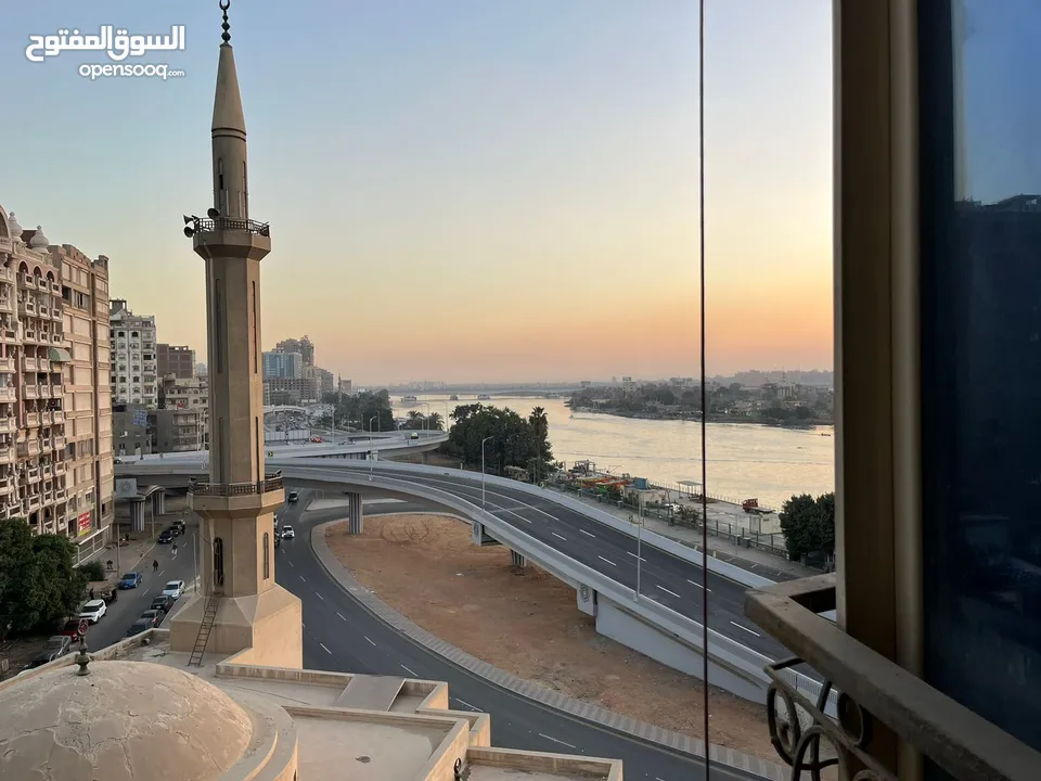 شقة  للبيع على النيل وبجوار مسجد مساحتها 190م صف أول على شارع الرئيسي لكورنيش النيل  ببرج حديث