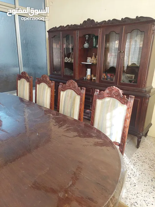 طقم سفرة  10 كراسي + طقم جلوس 7 مقاعد بحالة جيدة جدا + سجاد + طاولات جانبية