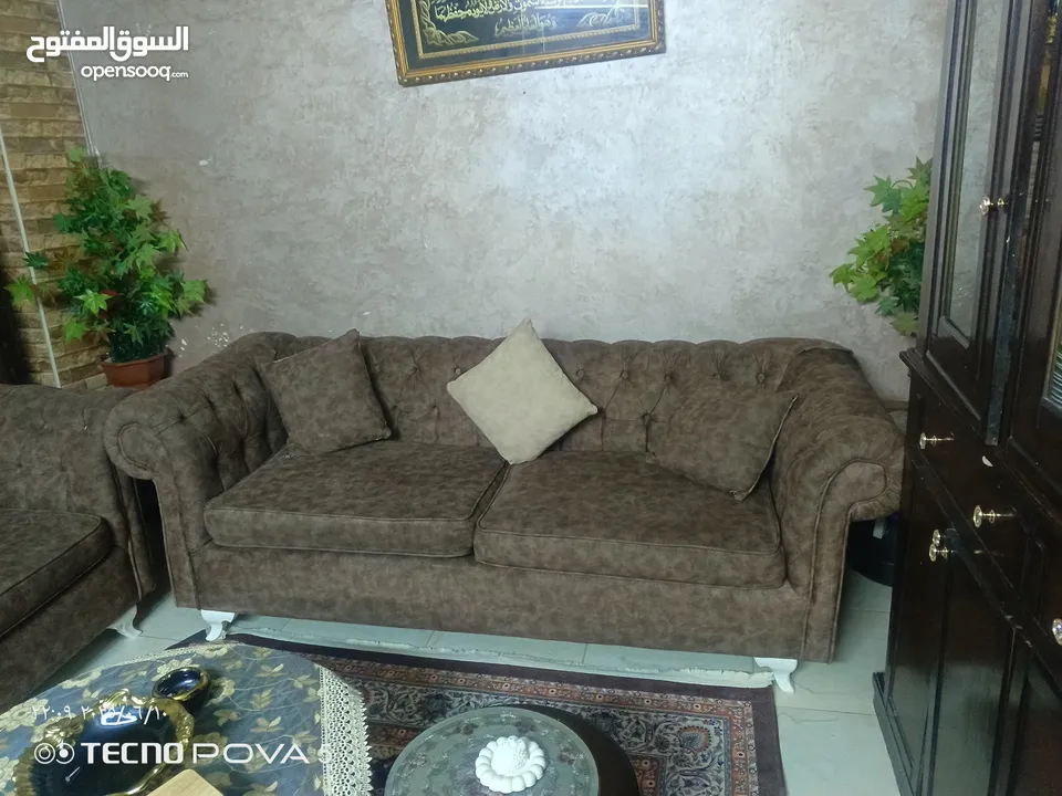 طقم كنب بني وبيج مخمل – حالة ممتازة واستعمال خفيف