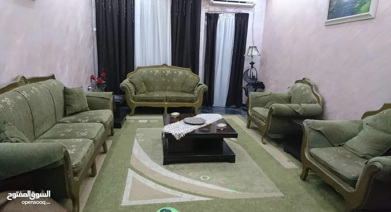 طقم كنب زان 7 مقاعد بحالة ممتازة و بوفيه 3 قطع خشب ثقيل للبيع المستعجل بسعر حرق