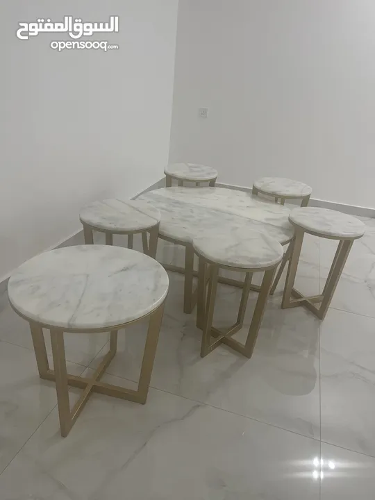 طاولة رخام مع 5 طاولات تقديم و طاوله جانب