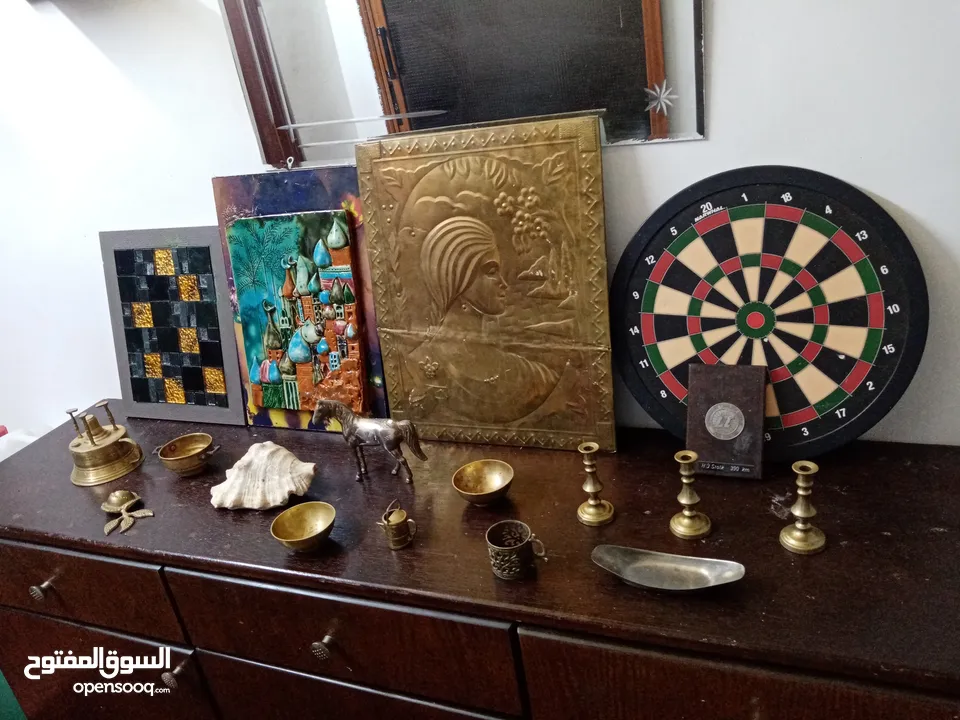 مجموعه من النحاسيات والتحف والانتيك القديم كووم