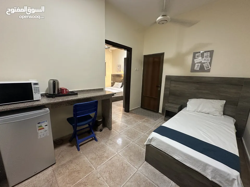 غرف وشقق فندقية نظيفة على البحر وبجانب السوق، موقع ممتاز، مطاعم، موقف عام، بلكونات، انترنت، مكيفات.