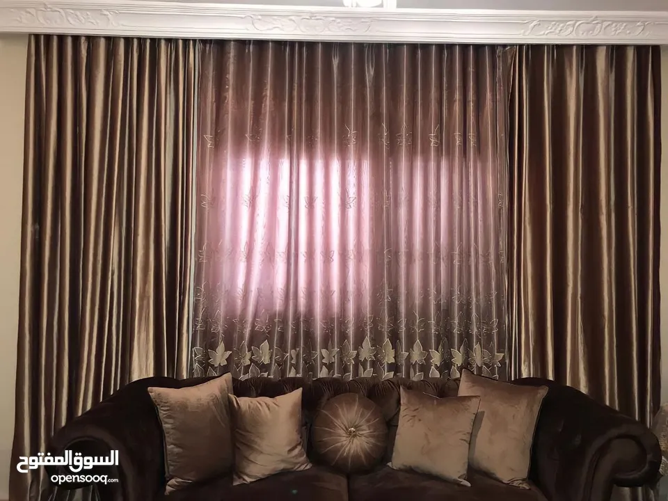 طقم كنب 8 مقاعد وكل ما في الصورة للبيع ايضاً