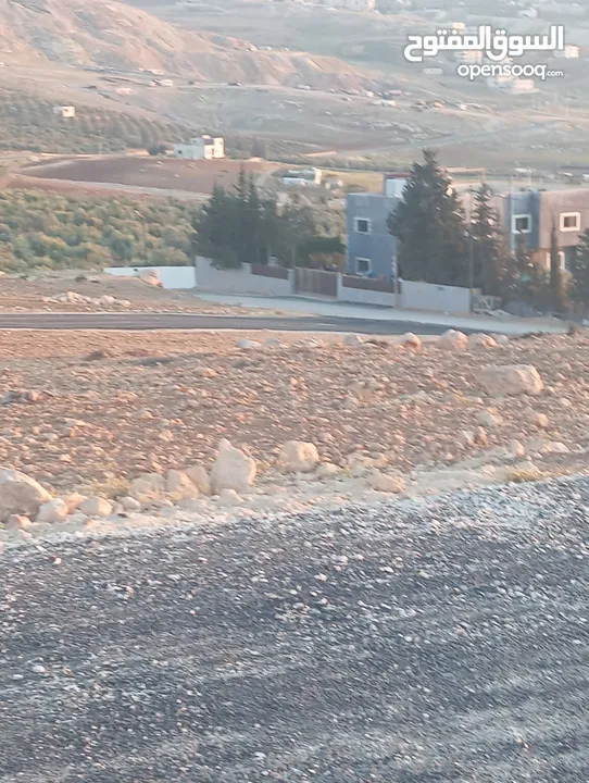 اراضي مميزه جدا حد الجبيهه تحت شارع الاردن المساحات مختلفه خلف مطعم ديوان زمان