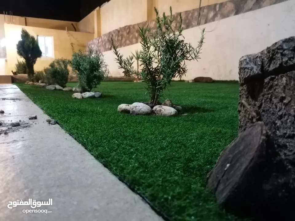 عشب صناعي (ترتان) وأشجار و ورد صناعي