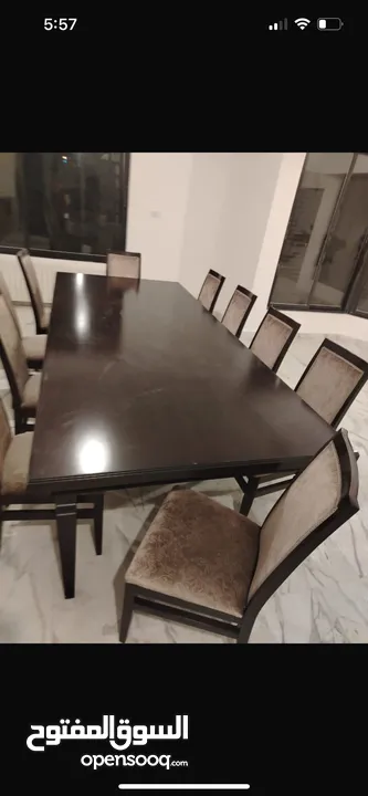 طاولة سفرة لقطة  من the one