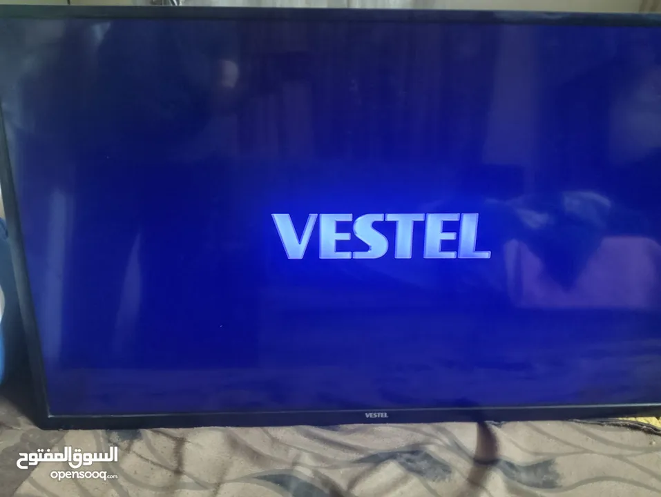 شاشه ميزاتها تلفزيون فيستل لانش  حديث 2020 يوجد لديه الريموت و في لا يوجد لدي رسيفر لأنه تلفزيون