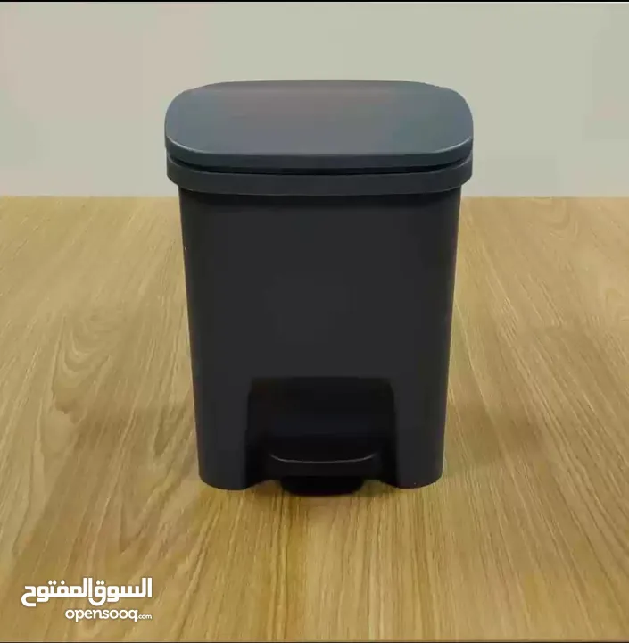 سلة نفايات عملية بغطاء محكم وفتاحة بالقدم لجمال ونظافة بيتك أو مكتبك مصنوعة من بلاستيك