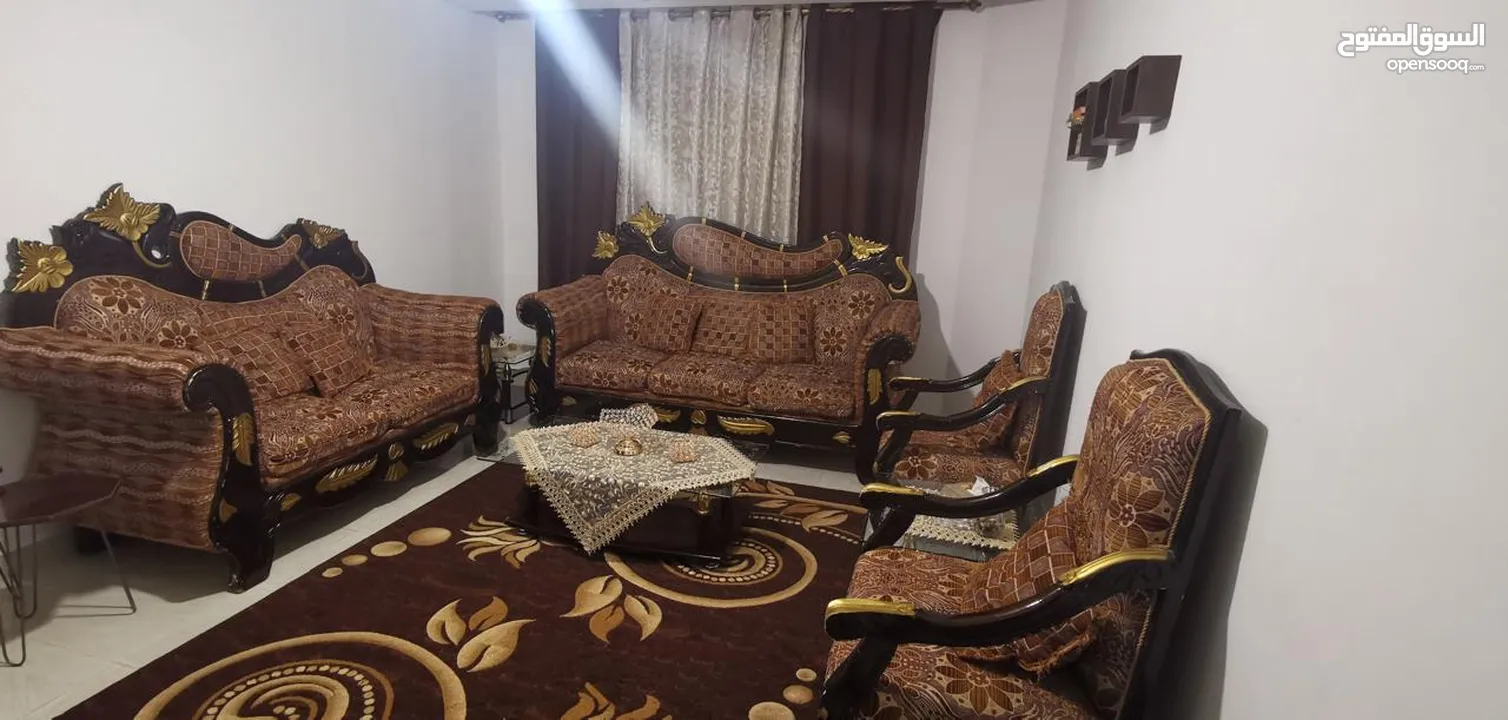 طقم كنب كلاسيك مع طاولات