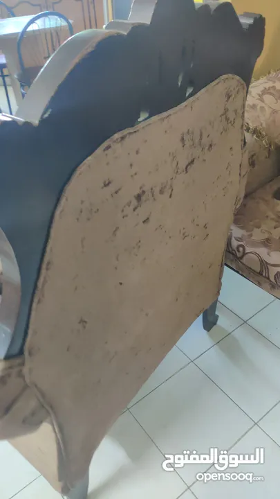 طقم كنب شبه جديد للبيع بسعر مغري جدا خشب قوي