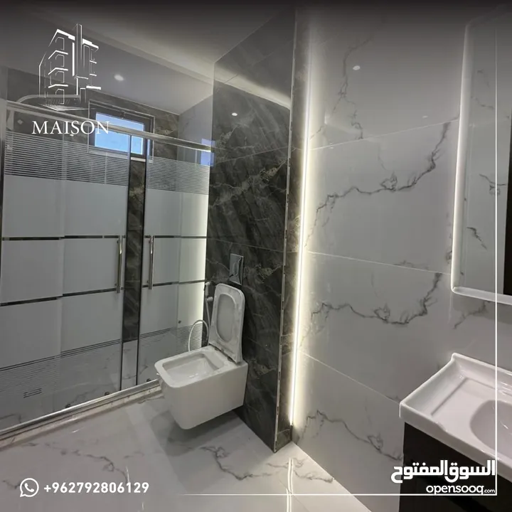 ثالث مع روف بتشطيب مميز واطلاله في ضاحية الرشيد