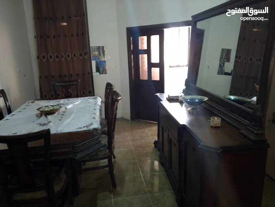 بوفيه مع طاولة سفرة