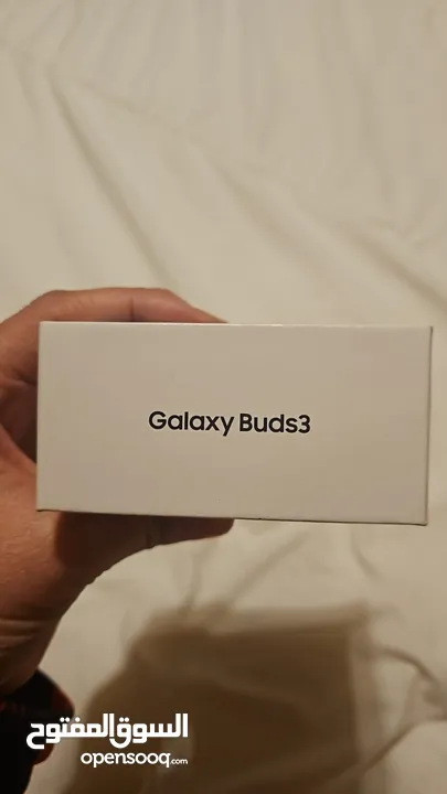 Samsung buds 3 silver  بحاله الوكاله ...استخدام شخصي  مع اغراضها كامله بسعر نهائيييي