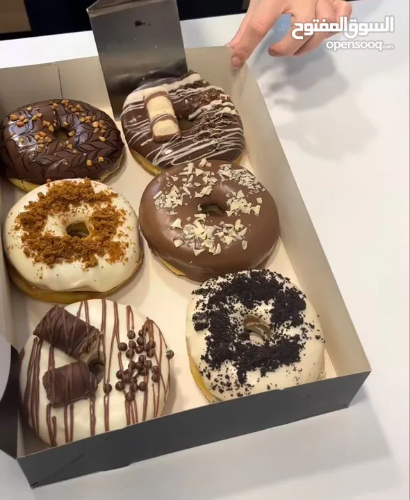 رشة سكر.. جاهز تعيش لحظات لذيذة؟ حضّرنا لك أحلى تشكيلة دونات طازجة وكريب طازج