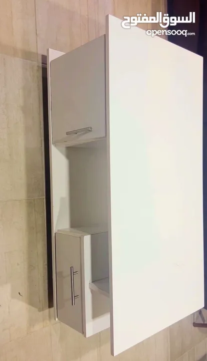 كنب بني طاولة بيضا للبيع الجاردنز