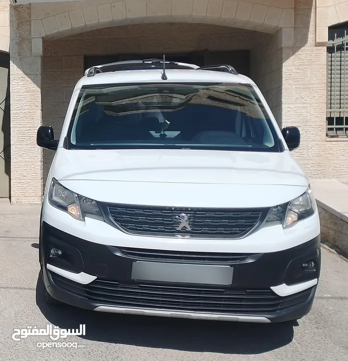 سياره بيجو رفتر سحب شركه بوضع ممتاز جدا جميع الاضافات ..ماشيه 120 الف ايد اولى