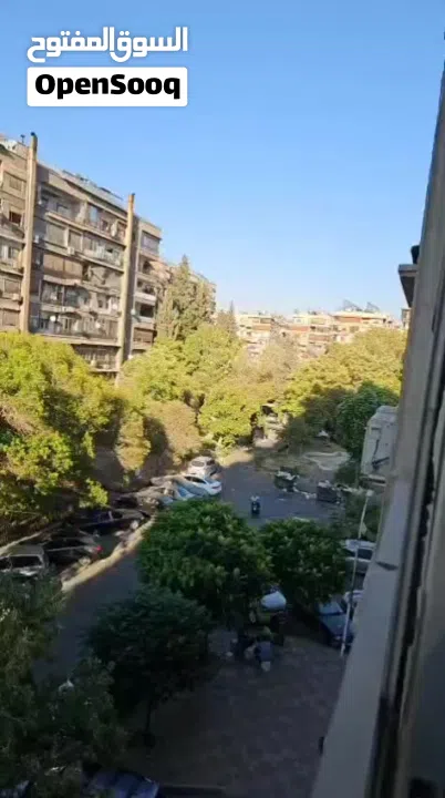 شقة  ثالث طابق مصعد طاقه مساحه 175 خمس غرف وصالون وحمامين قبلي شمالي كسوه قديمه تقيله ممدد شو