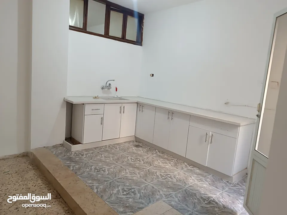 شقة ارضية بناء قديم للايجار النزول مقابل كل شيء شهي