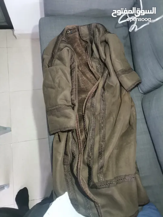 ملابس متنوعه للبيع ، قمصان و جاكيتات