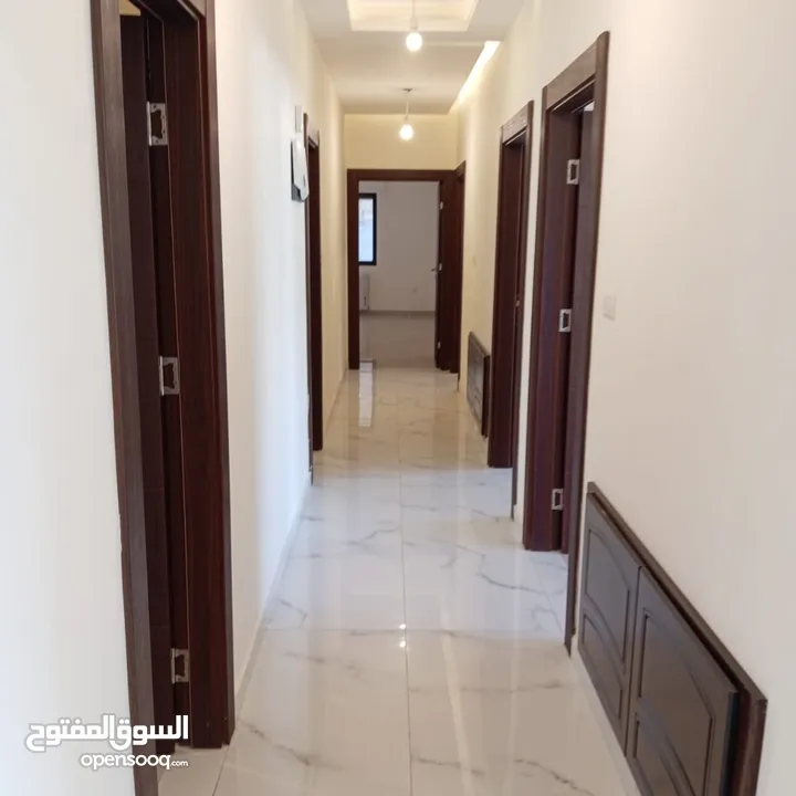 طريق المطار لم تسكن سوبر ديلوكس شقه فارغه للايجار + 240 متر 5 غرف نوم ـ 2 ماستر