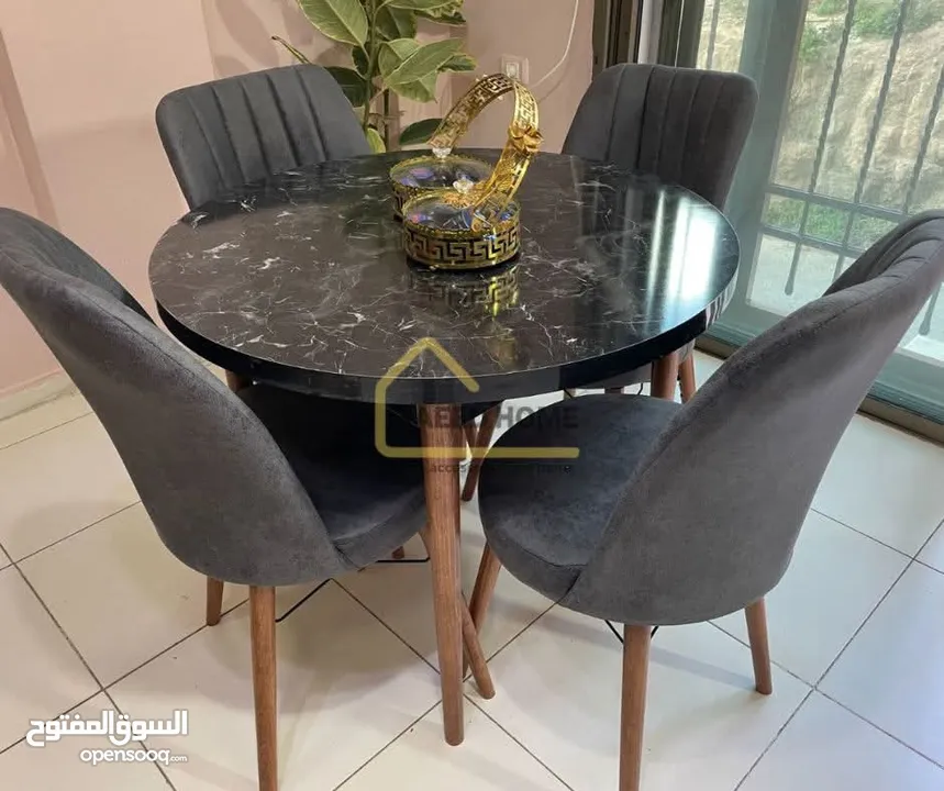 طاولة سفرة دائرية مع 4 كراسي سطح الطاولة خشب ملبس فورمايكا – مقاوم للخدوش وسهل التنظيف