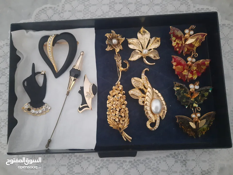 اكسسوارات لكل الأوقات، لجميع المناسبات، ولجميع الاذواق، أنيقة.. بروشات، عقود طويلة وقصيرة،و اقراط