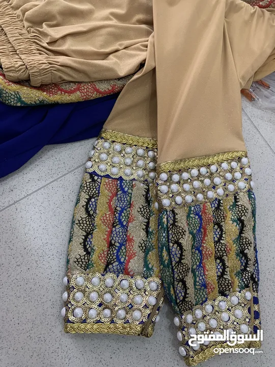 لبس عماني مطور  من تصميم المصممه سلطانه من تكون من قطعتين القطعة الداخليه شبيه البريسم و اللي فوق شي