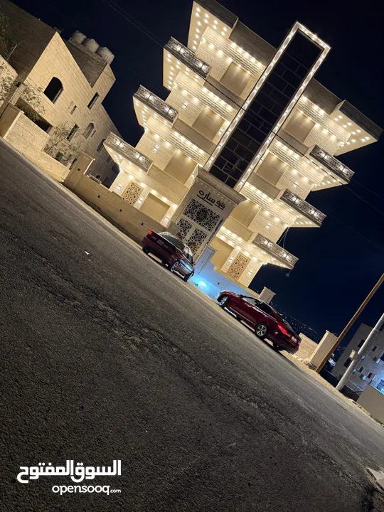 ‏بناية حديثة البناء مكونة من أربع طوابق