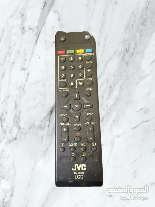 شاشةJVC مع الريموت فيها خدشة بسيطة فها 3 مداخل HDMI السلك طويل تدعم PC و PS4 وPS5