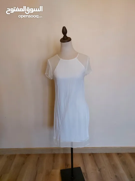 عدة فساتين جديدة و ماركات اسعارها من 10-12 دينار.