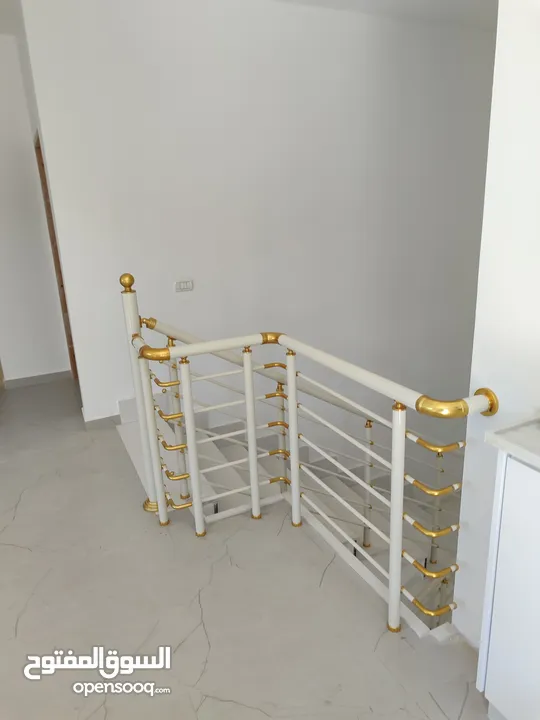 بيت جديدغير مسكون مكون من ثلاث طوابق المزرعه الغربيه