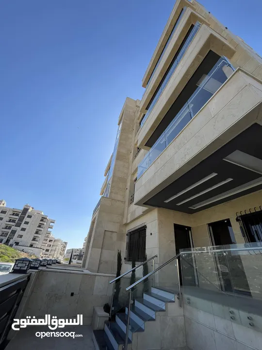 ارضية مع ترس و مدخل خاص في طريق المطار منطقة الحويطي خلف المدارس العالمية