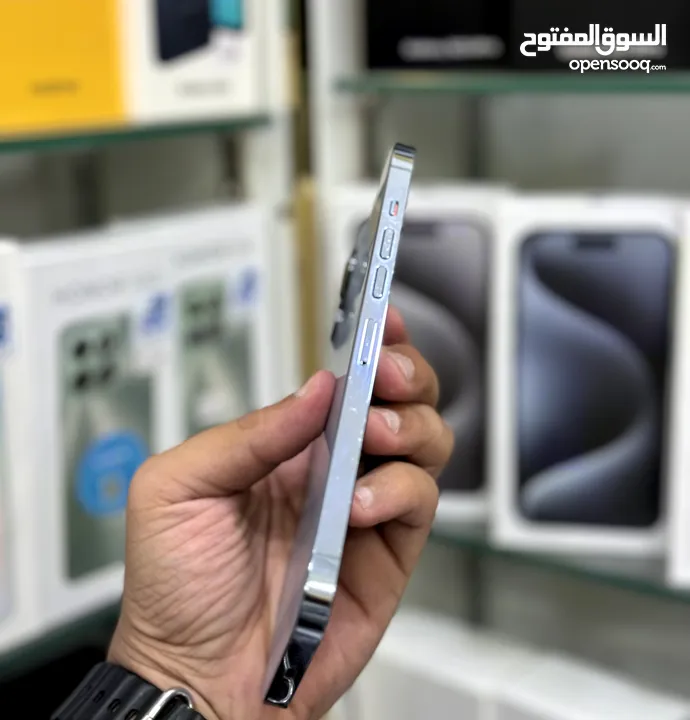 عرض خاص : iPhone 13 pro max 256gb هاتف نظيف جدا بدون اي شموخ أو مشاكل مع ملحقاتة و بأقل سعر