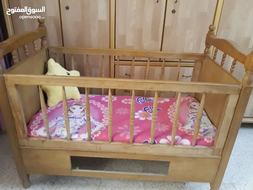تخت أطفال زان بالكامل للبيع إلى عمر 5 سنوات......... ...............................................